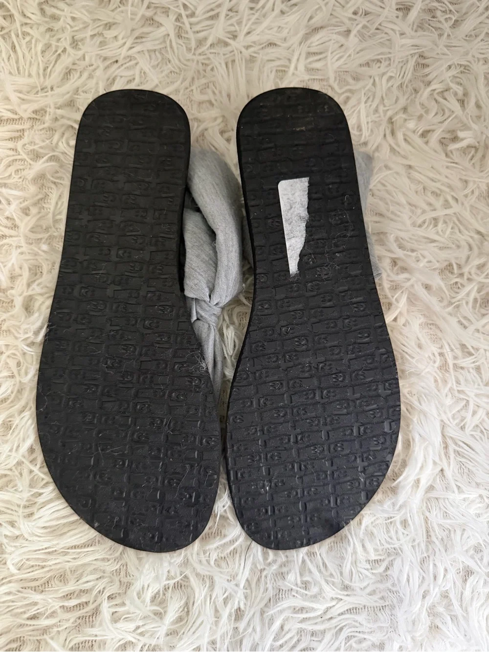 Sanuk Black Footbed Gray Fabric Knot Thong Sandals